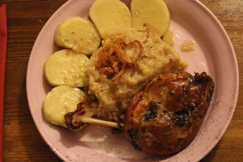 Kachní stehno se zelím a knedlíkem