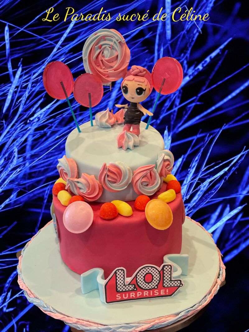 Cake design Poupée Lol .Gateau vanille , une ganache Kinder bueno et de la pâte a sucre.