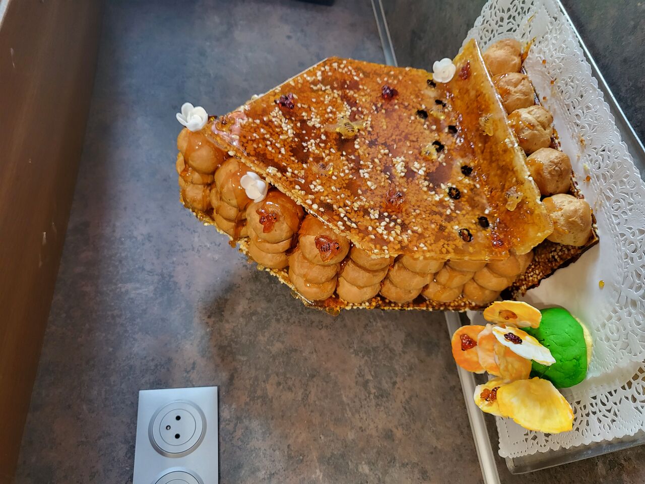 Piece montée thème Abeille en forme de ruche 