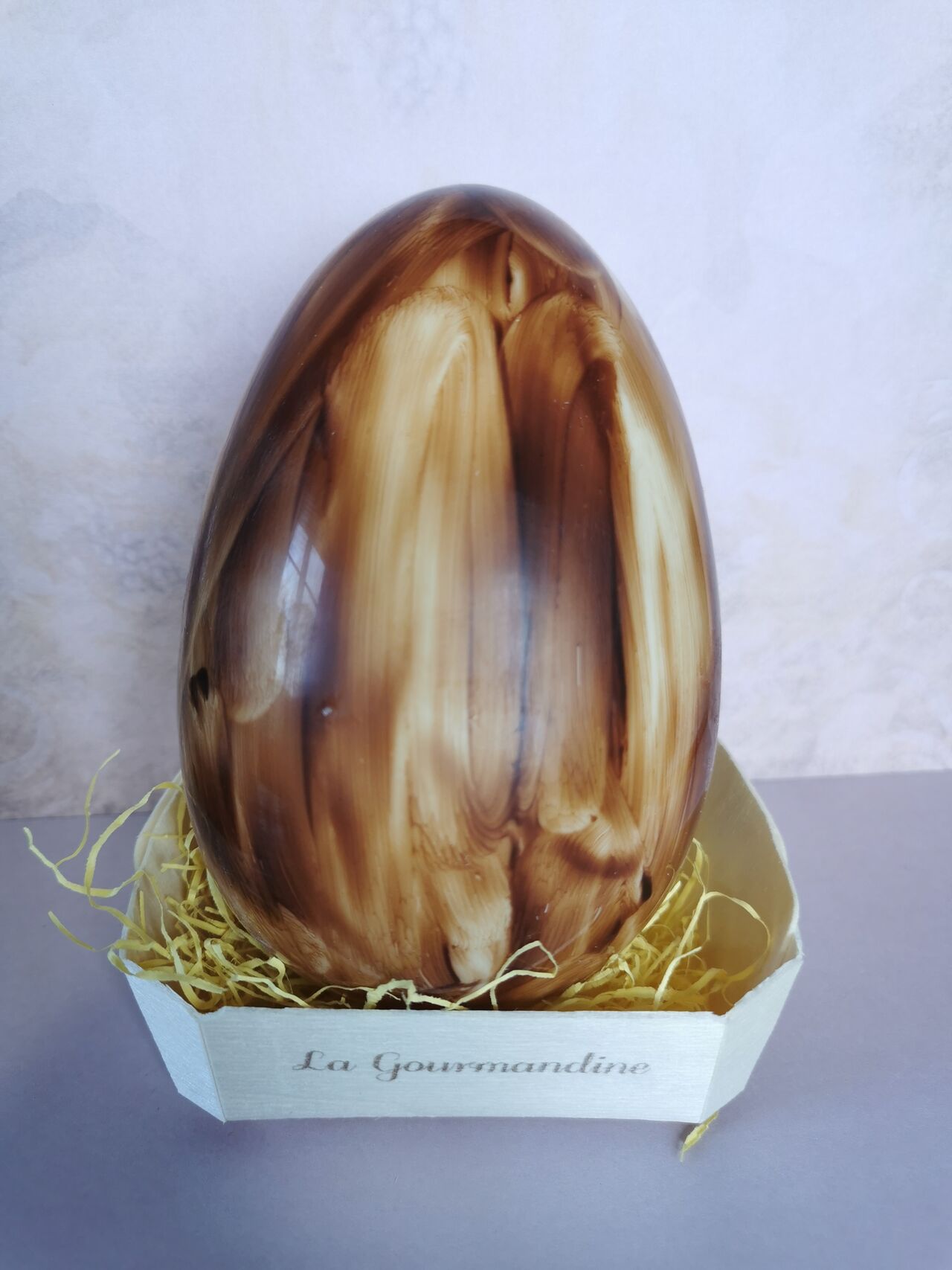 Gros Œuf 120g dans son panier bois (divers coloris) 