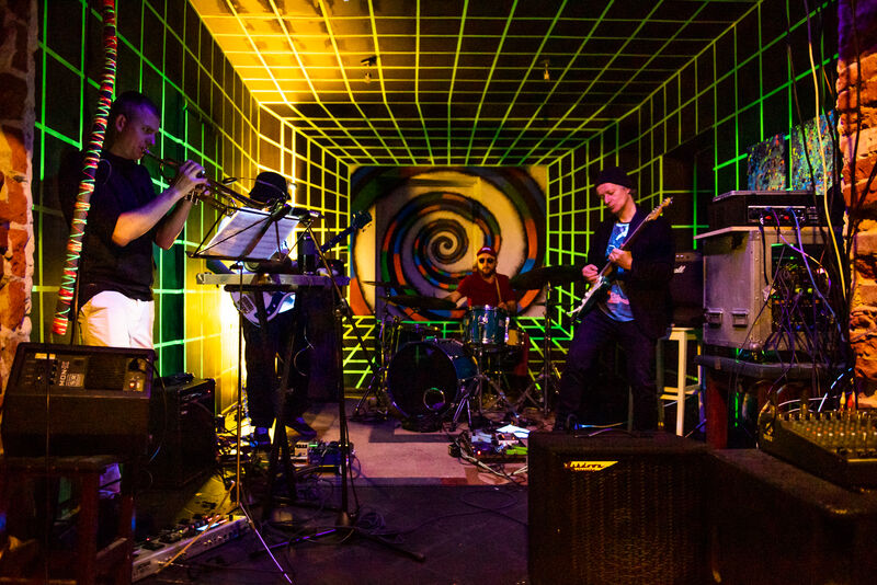 można spróbować swoich sił na gitarze, perkusji lub innych instrumentach