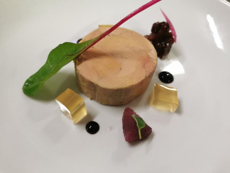 Foie gras de canard basse température, chutney poire pochée au vin rouge