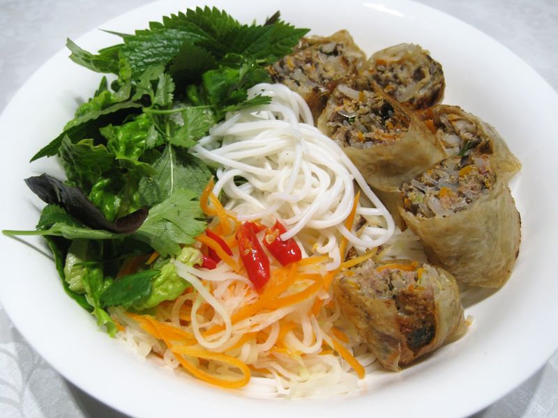 Reisnudeln mit Frühlingsrolle dazu Fischsoße