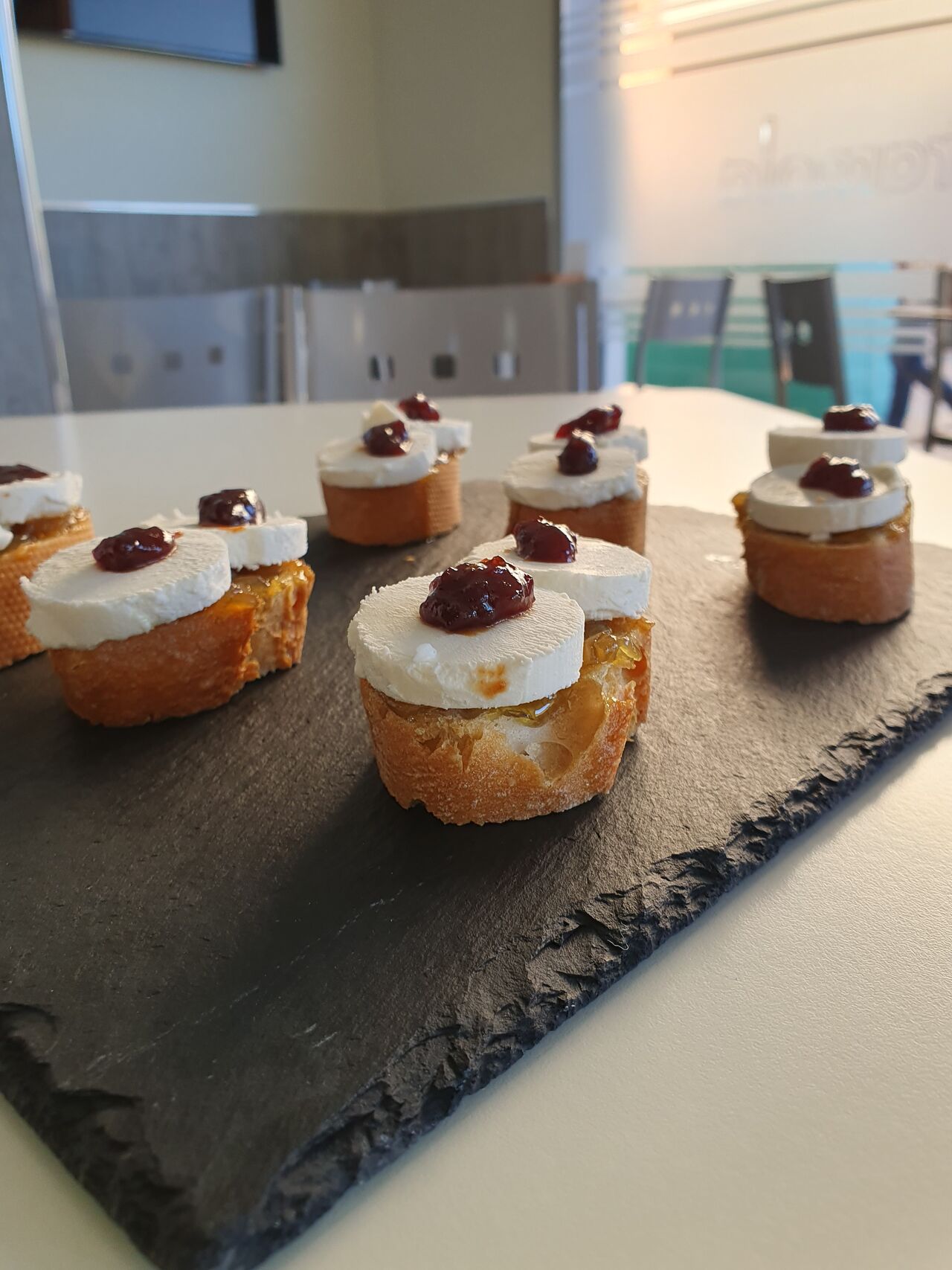 Tosta queso de rulo y arándanos