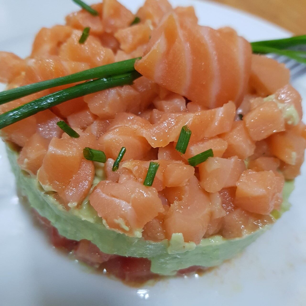 Tartar de Salmón, crema de aguacate y tomate aliñado