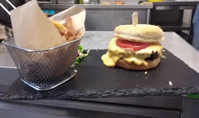 Burger de La Bonne Assiette et frites maison