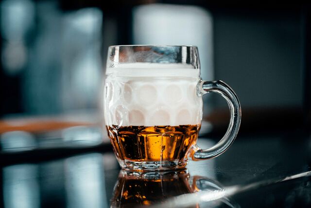 Pivo v čistom, mokrom a studenom skle
