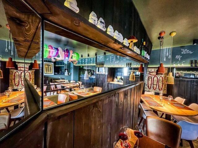 Le décor authentique, tendance et l’ambiance cocoon vous invitent à un moment de détente, agrémenté de découvertes culinaires. 