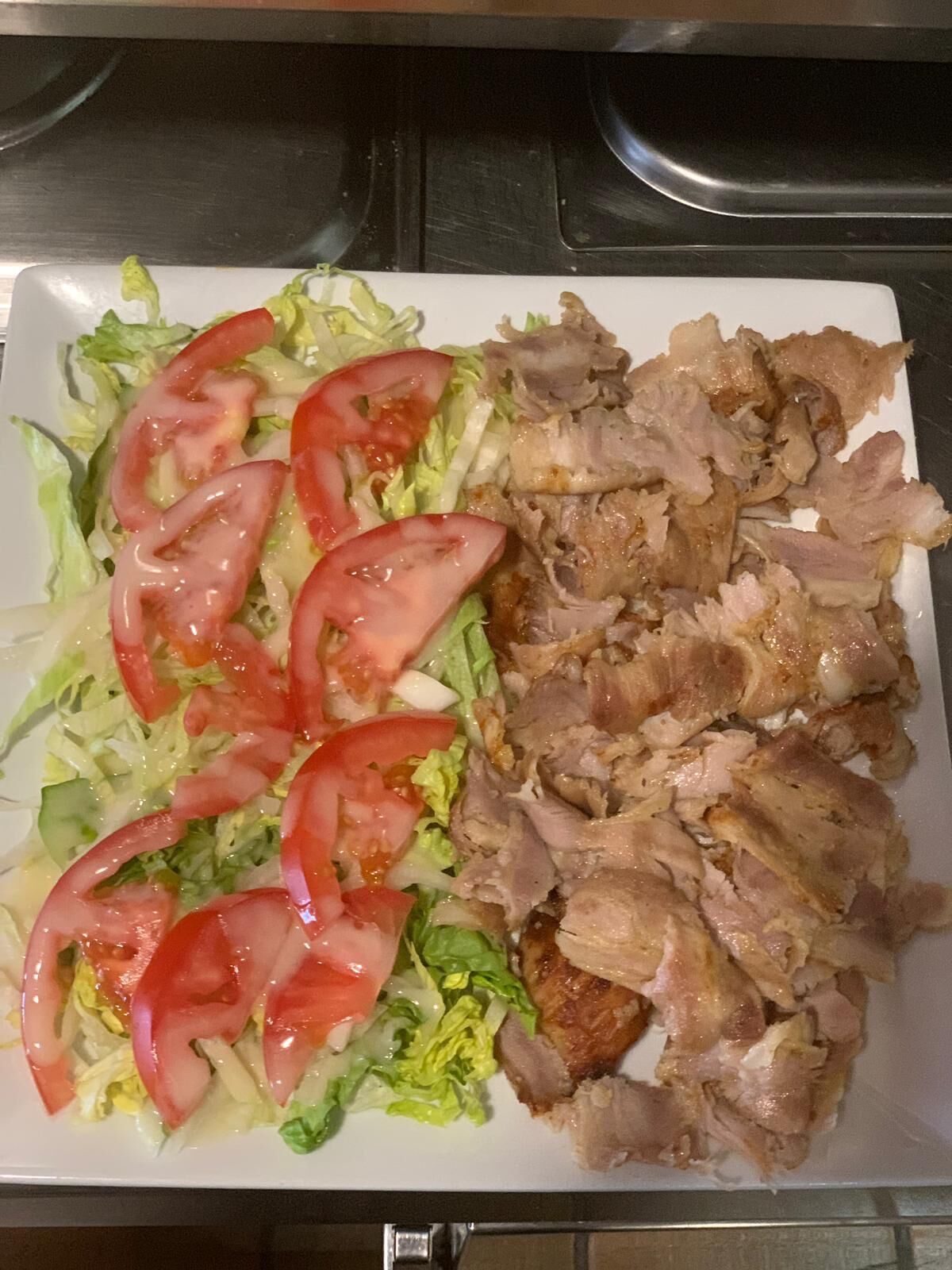 Assiette kebab 11 €Viande kebab plus frites plus salade tomates oignons