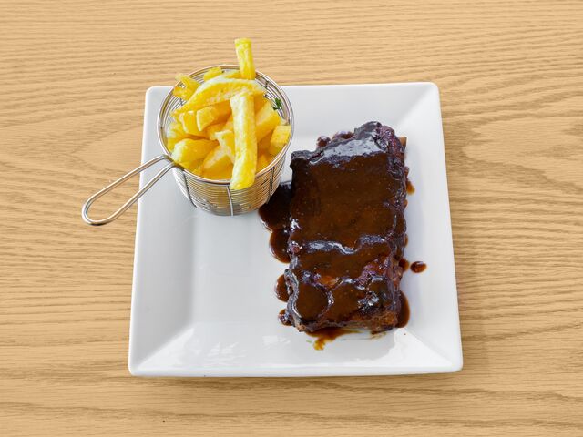 Costillas de cerdo Maceradas por 48 horas y horneadas con nuestra barbacoa hecha en casa.