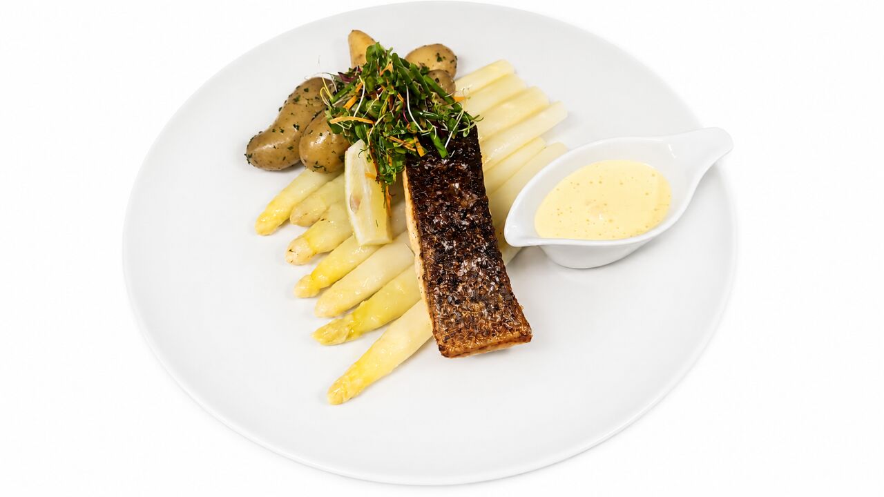 Portion frischer Stangenspargel mit Sauce Hollandaise, Petersilienkartoffeln und einem auf der Haut gebratenen Lachssteak.