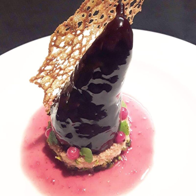 Gebackene Birne in Spiegelschokolade auf Biscuit und Himbeercréme