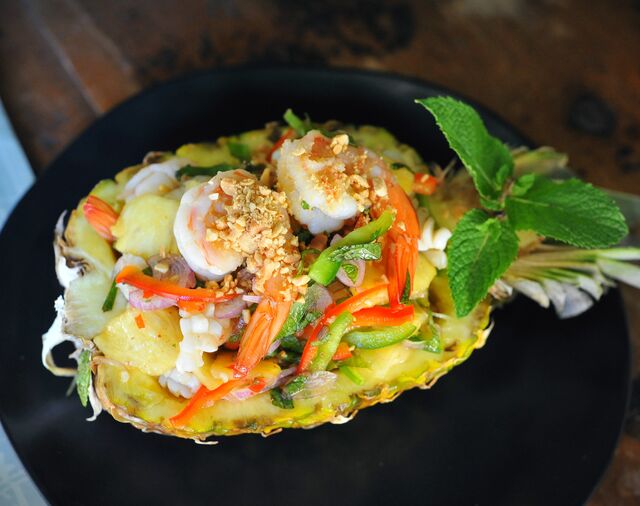 Salade thaï de fruits de mer à l'ananas