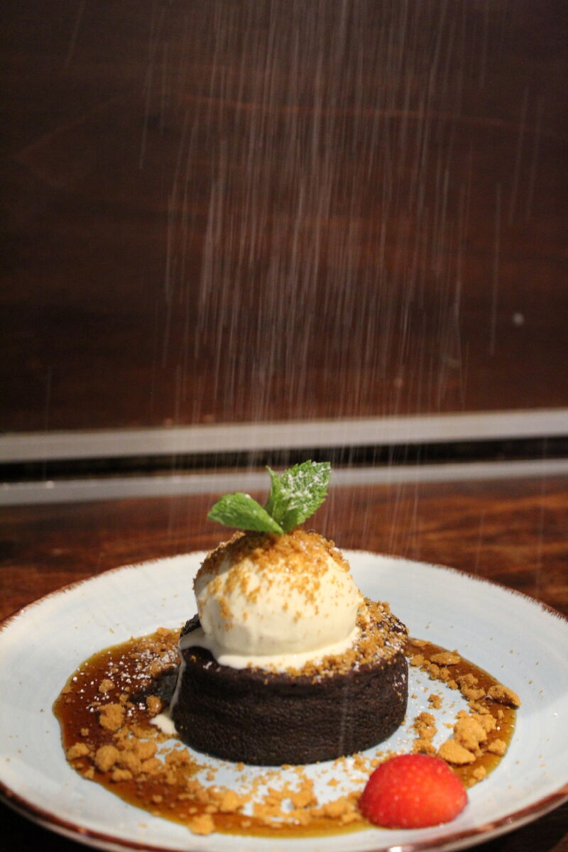 Lava Cake mit Vanilleeis, Karamellsoße und Lotus Biscoff Crumbs