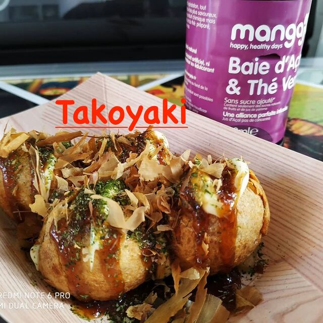 Takoyaki, farce de choux au pouple, sauce mayonnaise japonaise et végétale, saupoudrer de bonite séchée