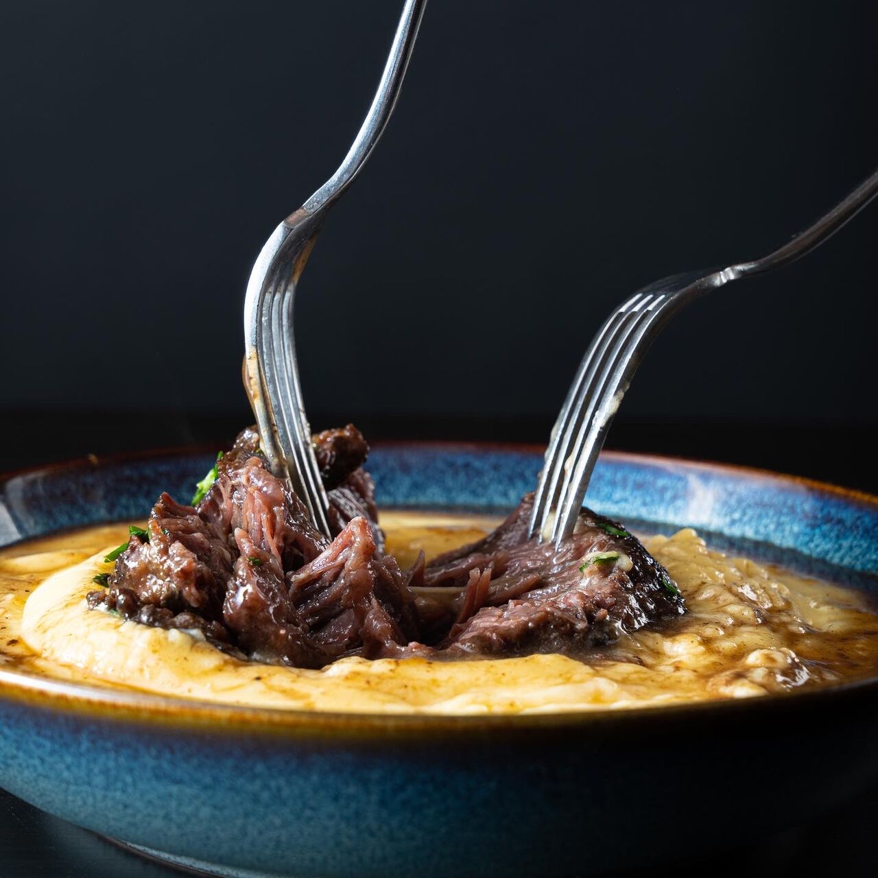 Vitela Barrosã em vinho tinto com purê trufado