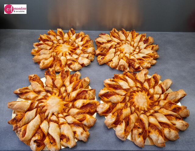 Tartes soleil à la pâte feuilletée, pesto Rosso, jambon cuit, emmental