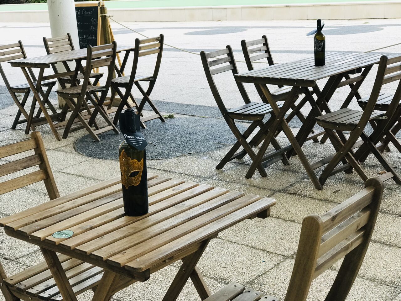 Esplanada ampla, em espaço verde com vista para o lago.