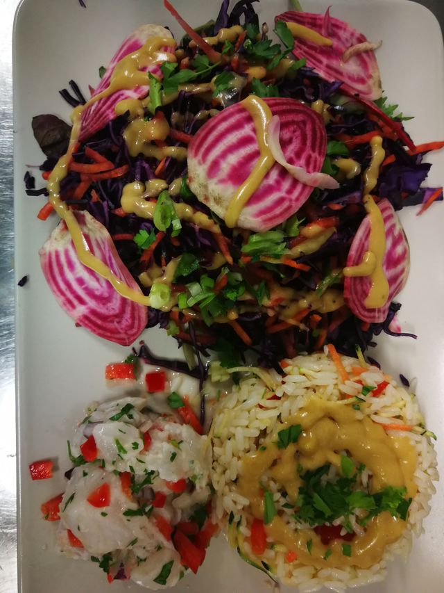 ceviche, dôme de riz, légumes de saison.