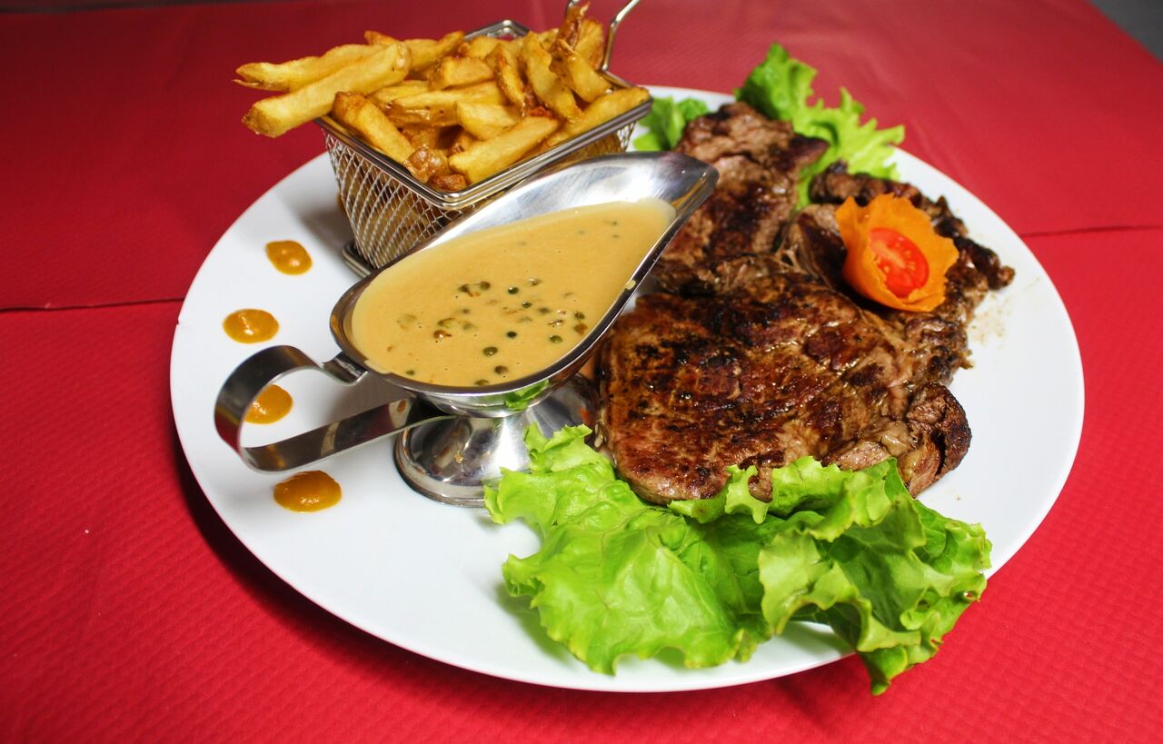 Entrecôte, sauce aux poivres et frites maison