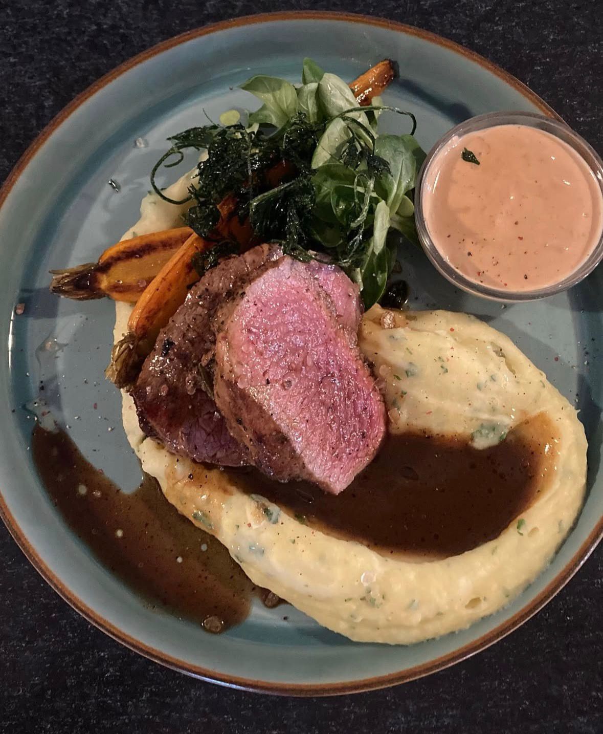 Hovězí steak, bramborové pyré, pepřová omáčka