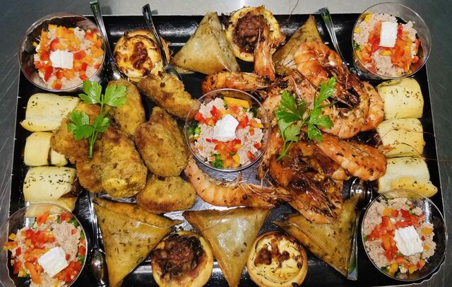 Plateau « Amuse bouche »
~ Roulé merguez
~ Samoussa
~ Mini pizza chèvre miel