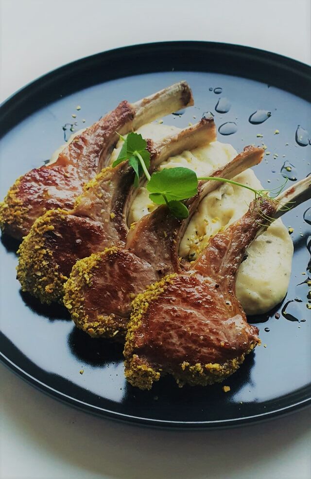 Dimljeni janjeći kotlet obložen pistacijom /
Geräuchertes Lammkotelett umhüllt von Pistazien