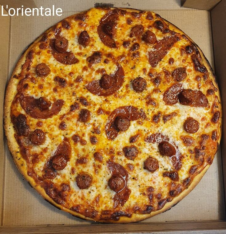 Base tomate, mozza, chorizo, merguez, origan