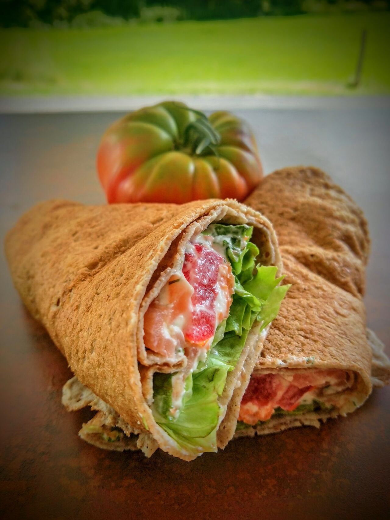 Wrap de sarrasin, saumon fromage frais citronné, aneth, tomate, baies roses.