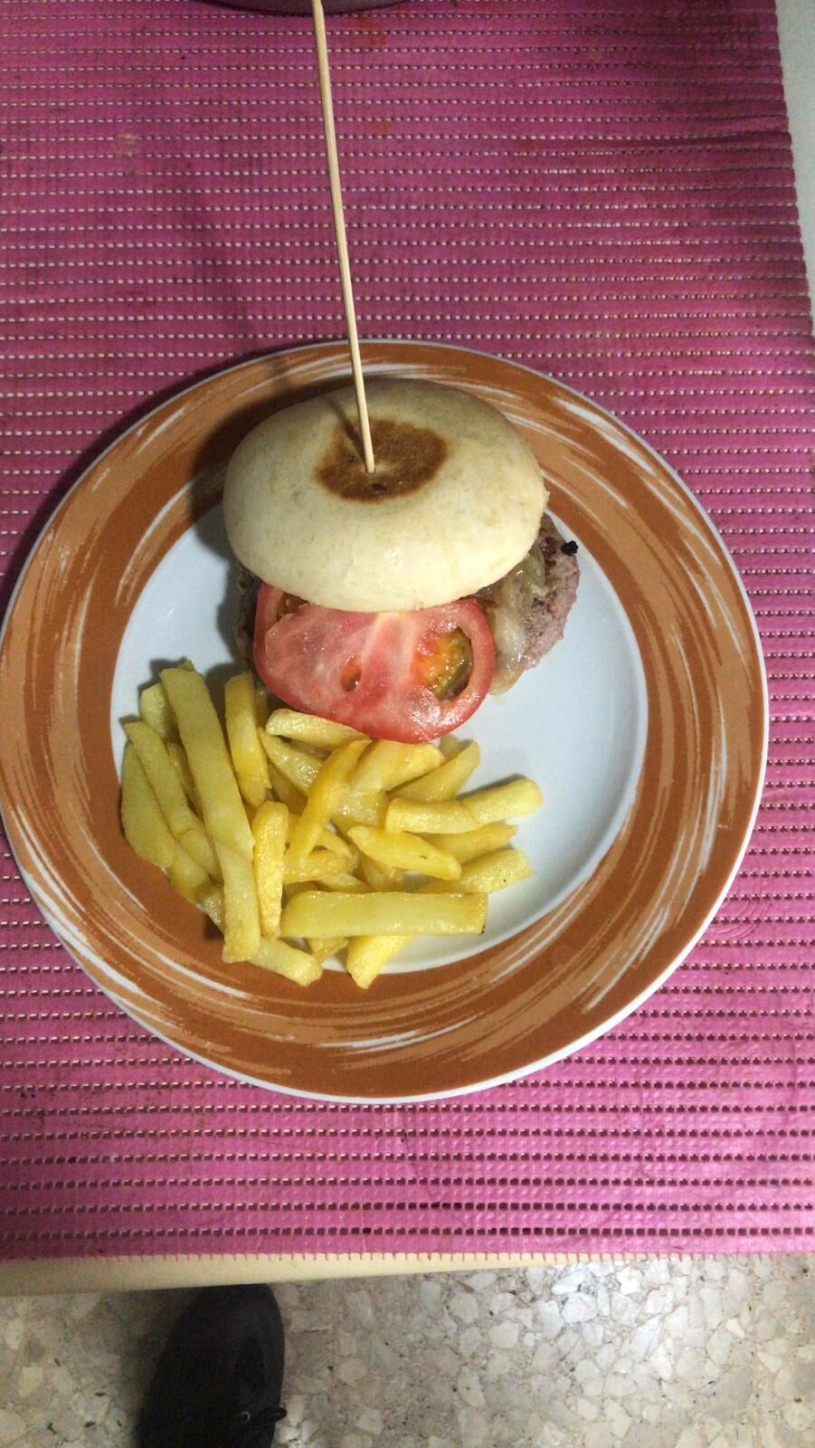HAMBURGUESA DE TERNERA GALLEGA 200 GR CON PATATAS