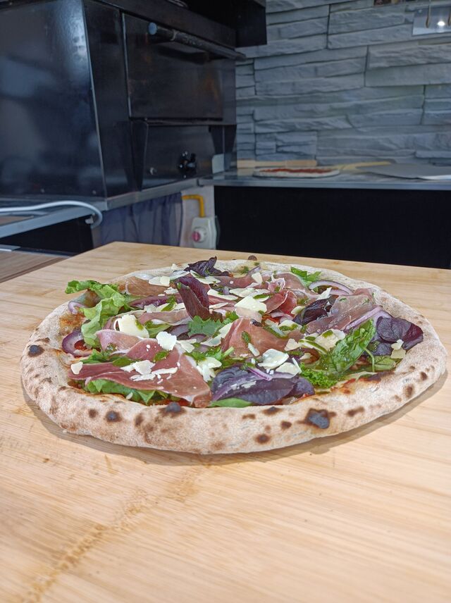 Pizza Italiano - Base tomate et pâte classique Tomates cerises remplacées par Oignons rouges