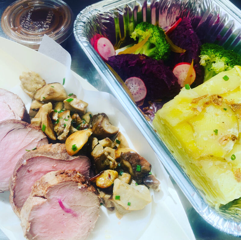 Plat Emporter : Filet de veau de la ferme Bertholet cuit à basse température, champignons poêlés et chou rouge, pressé de pomme