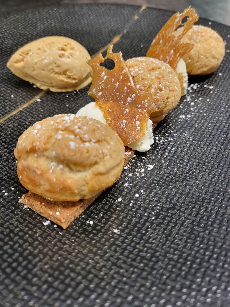 Le choux caramel, croustillant noisette et crème glacée
