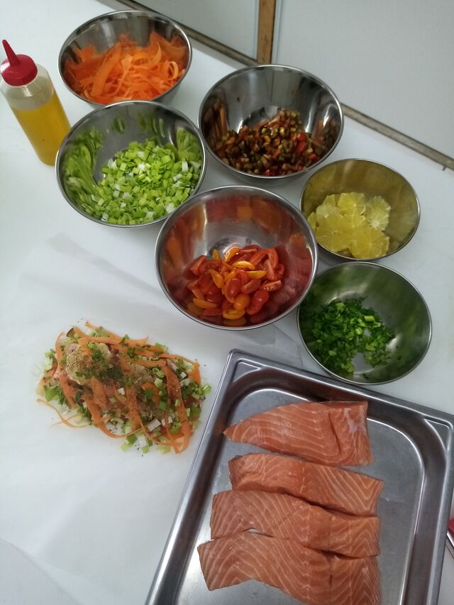 plat à emporter: papillote de saumon frais aux légumes craquants