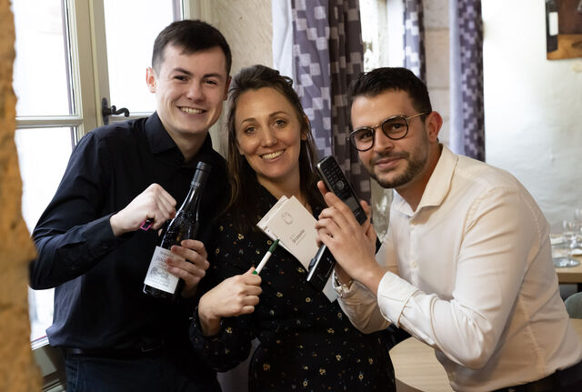 L'équipe de la salle au complet, armes en main et grands sourires