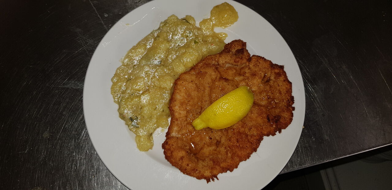 Unser beliebtes Schnitzel ( v.d.Schweinelende) mit hausgemachten Kartoffelsalat, gibt es auch als großes Schnitzel