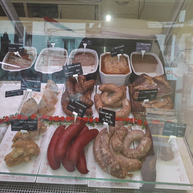 Saucissons, pâtés, poitrine fumée...
Fait maison