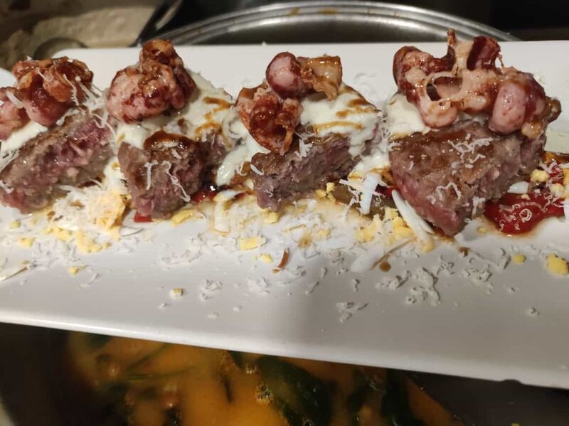 Hamburguesa Angus con base de escalivada y bañada en queso roquefort.