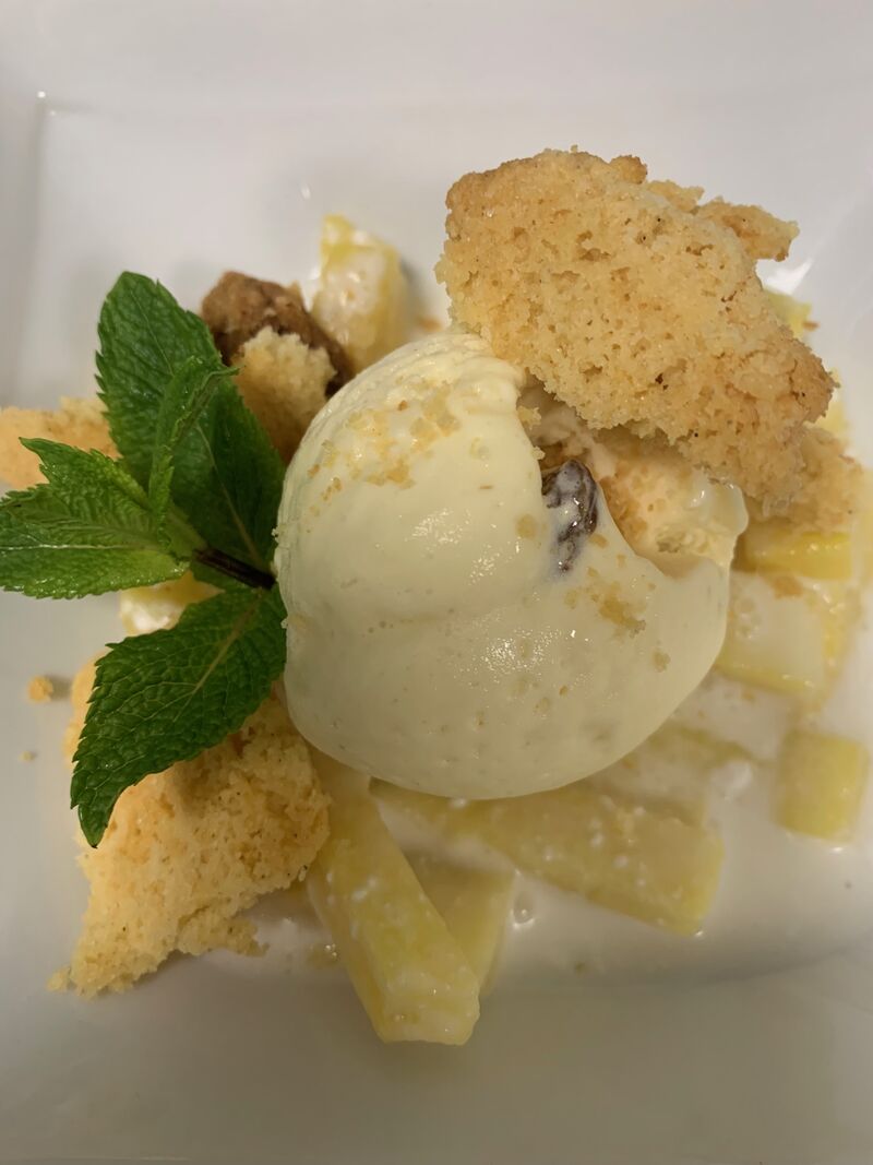 Salade d'ananas, glace rhum raisin, sablé breton