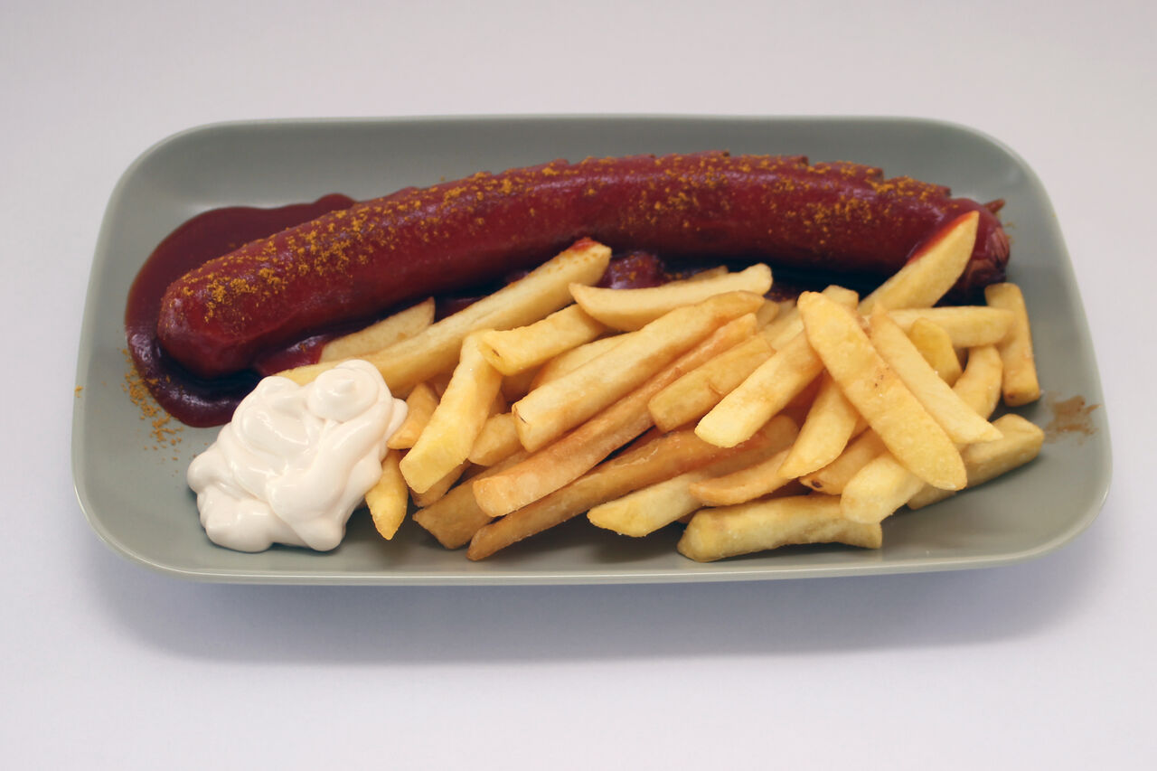 Riesencurry / Pommes / Majo