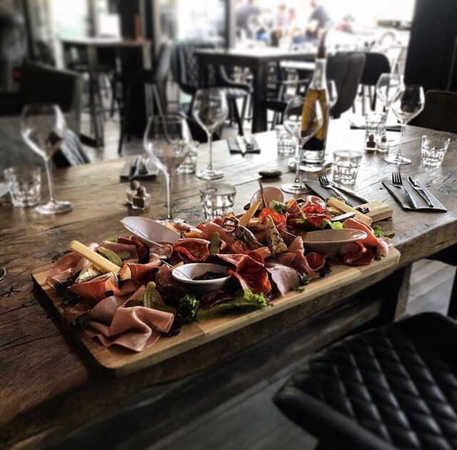 Entre amis, en famille ou lors d’une grande faim, dégustez notre planche XXXXXL au prix seulement de 28€ dans notre restaurant.