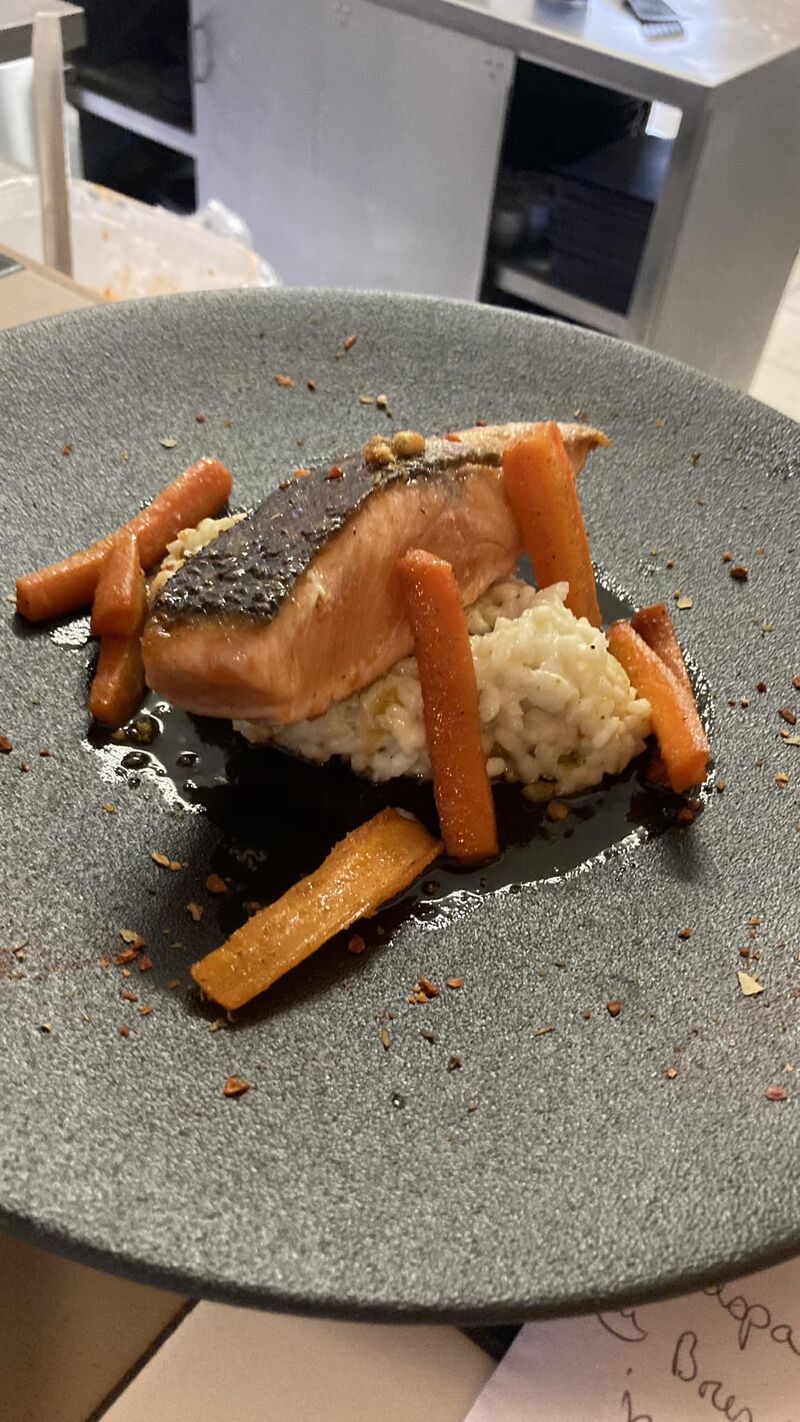 Pavé de saumon mi cuit, sauce soja, risotto aux courgettes, carottes glacée