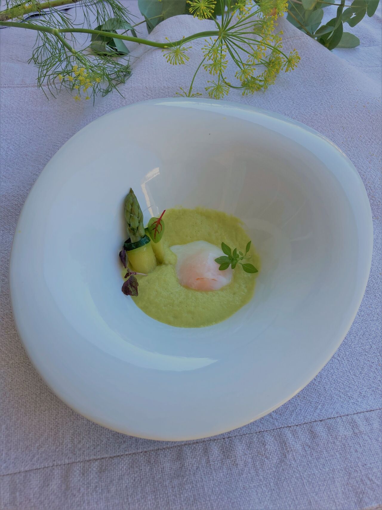 L’œuf parfait, cuit à 63,2°C. On obtient la même texture entre le blanc et le jaune. Ici avec crème d'asperge et fromage frais.