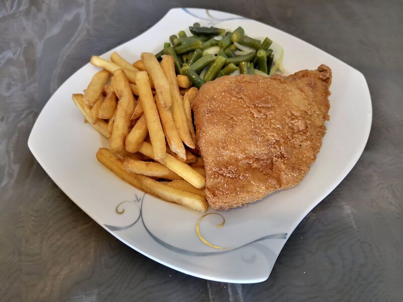 Naleśnik w panierce z kurczakiem i serem feta