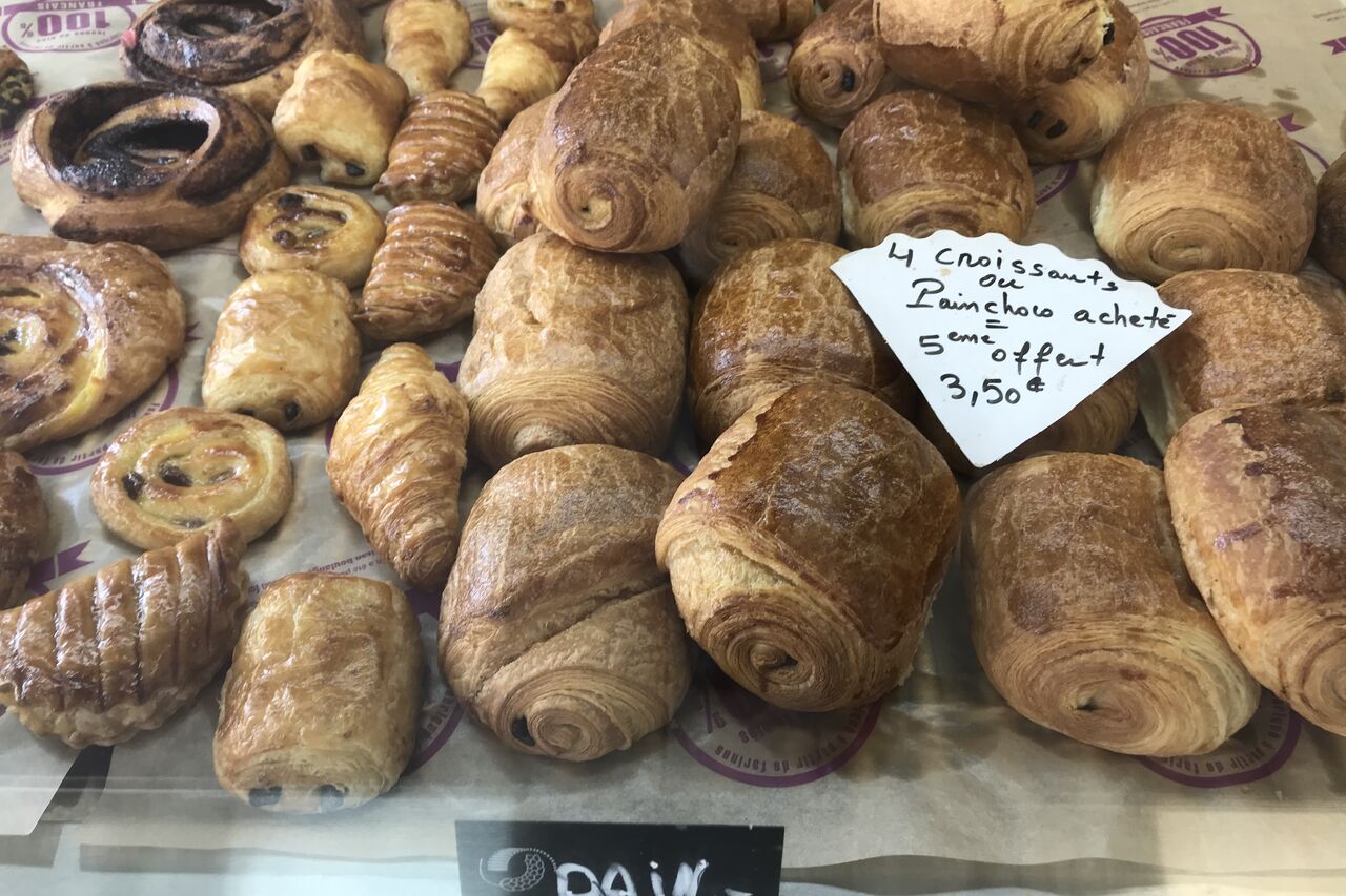 Pains aux chocolats et croissants