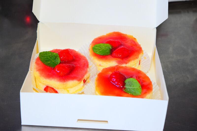 Entremet fraises rhubarbe pour Menu à emporter à la Pentecôte