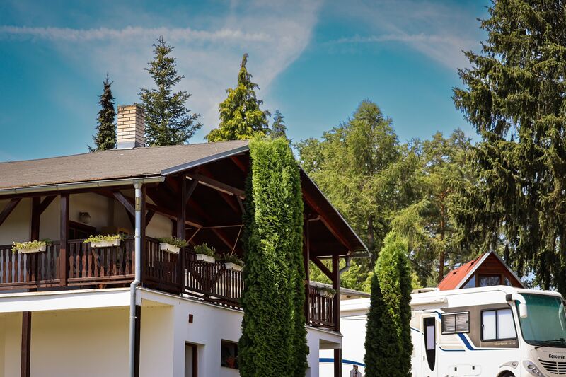 2000,- Kč/den až pro 5 osob ( 4 dospělý a jedno dítě ) 