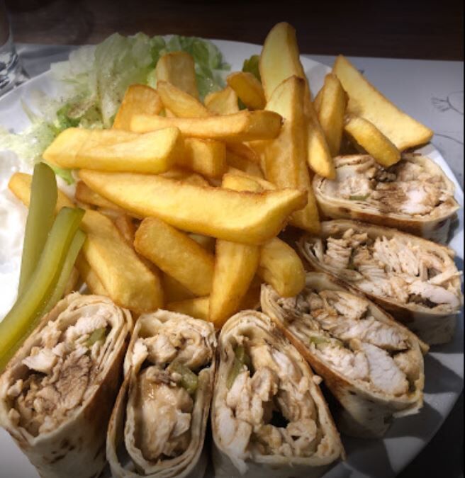 Assiette shawarma : filet de poulet mariné dans une galette coupé avec de frite et crème d'ail 