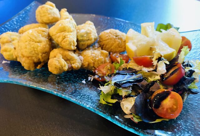 Cazón en adobó c/ ensalada y tomate cherry.