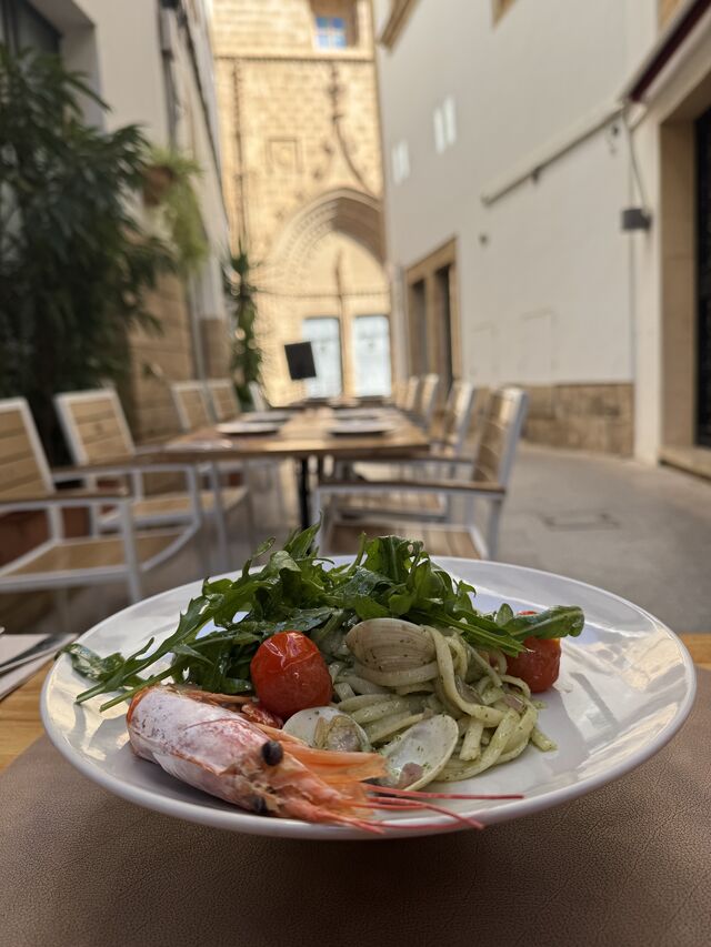 Linguine del mar con coquinas, gambas y pesto de rúcula / Sea linguine with clams, prawns and rocket pesto